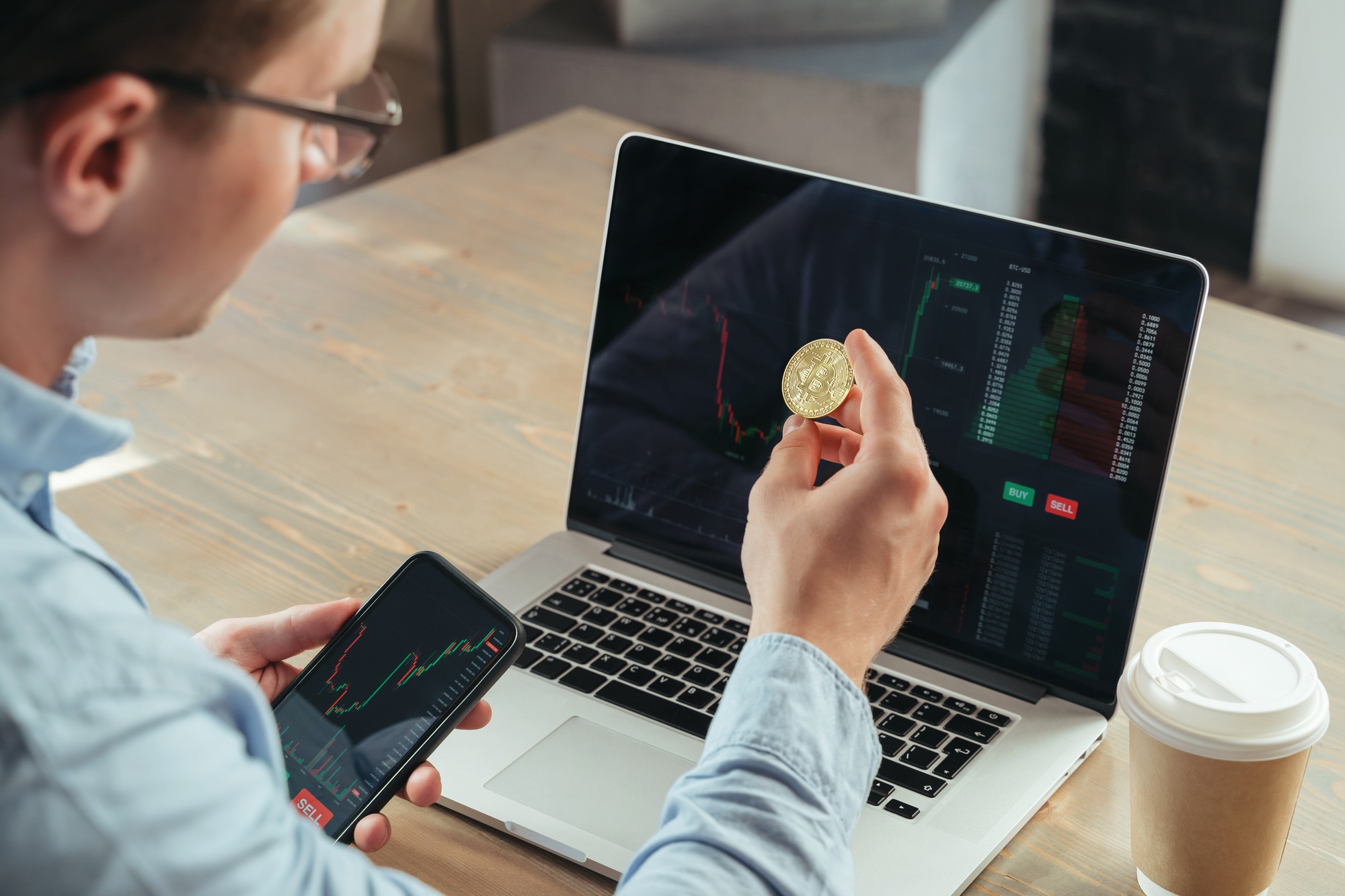 Bitcoin Holds Above $85K as Stocks Rise on Trump’s Tariff Reprieve