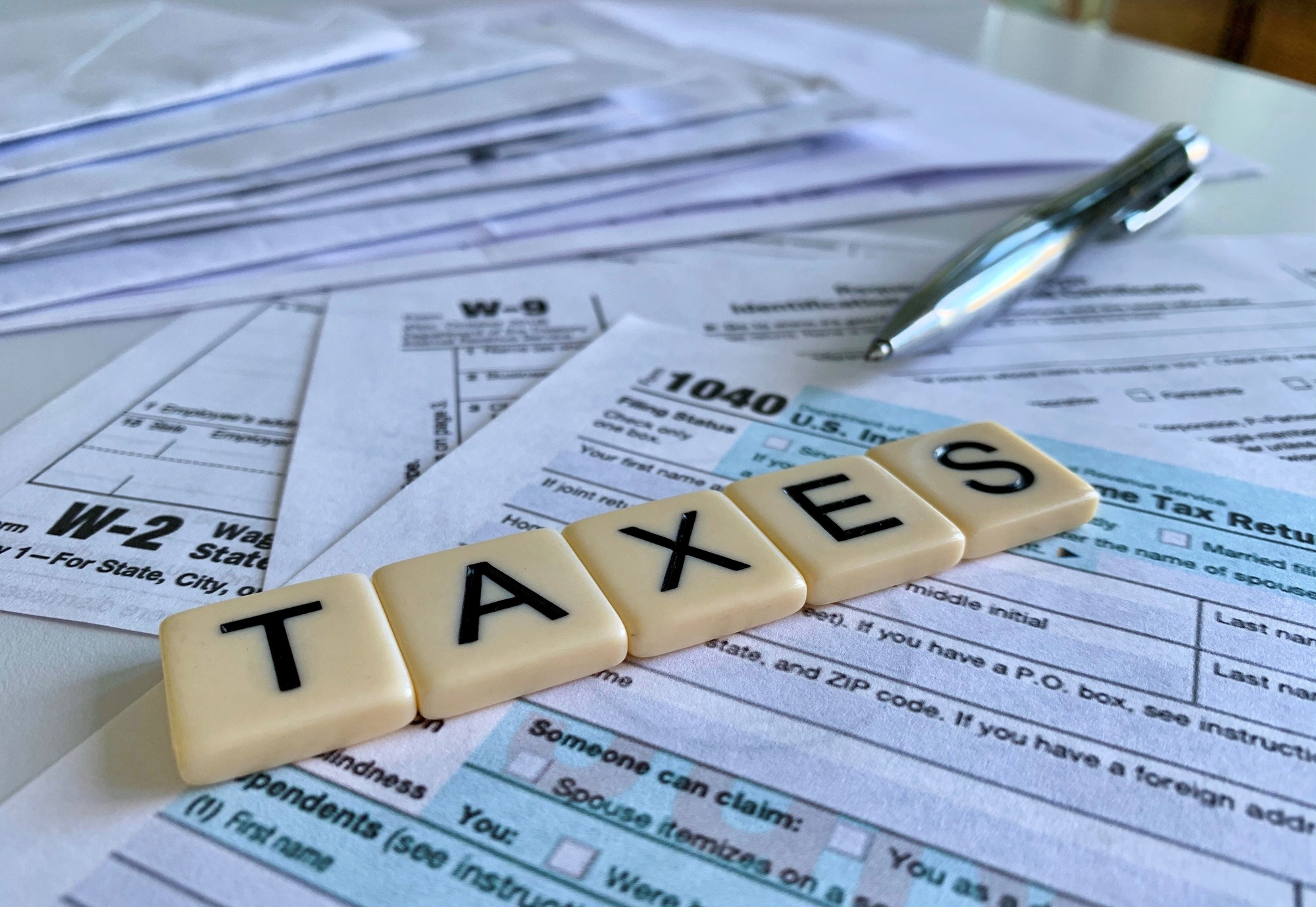 Trump Floats Income Tax Cut to Offset Tariff Costs and Calm Markets