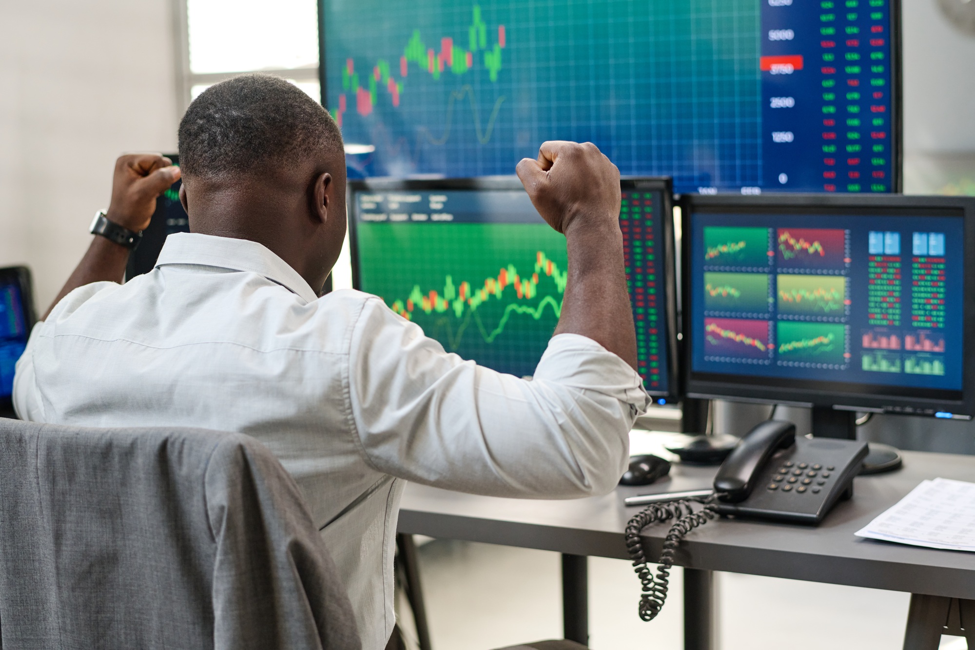 Stocks Climb as Apple Rallies on Tariff Reprieve, But Risks Persist