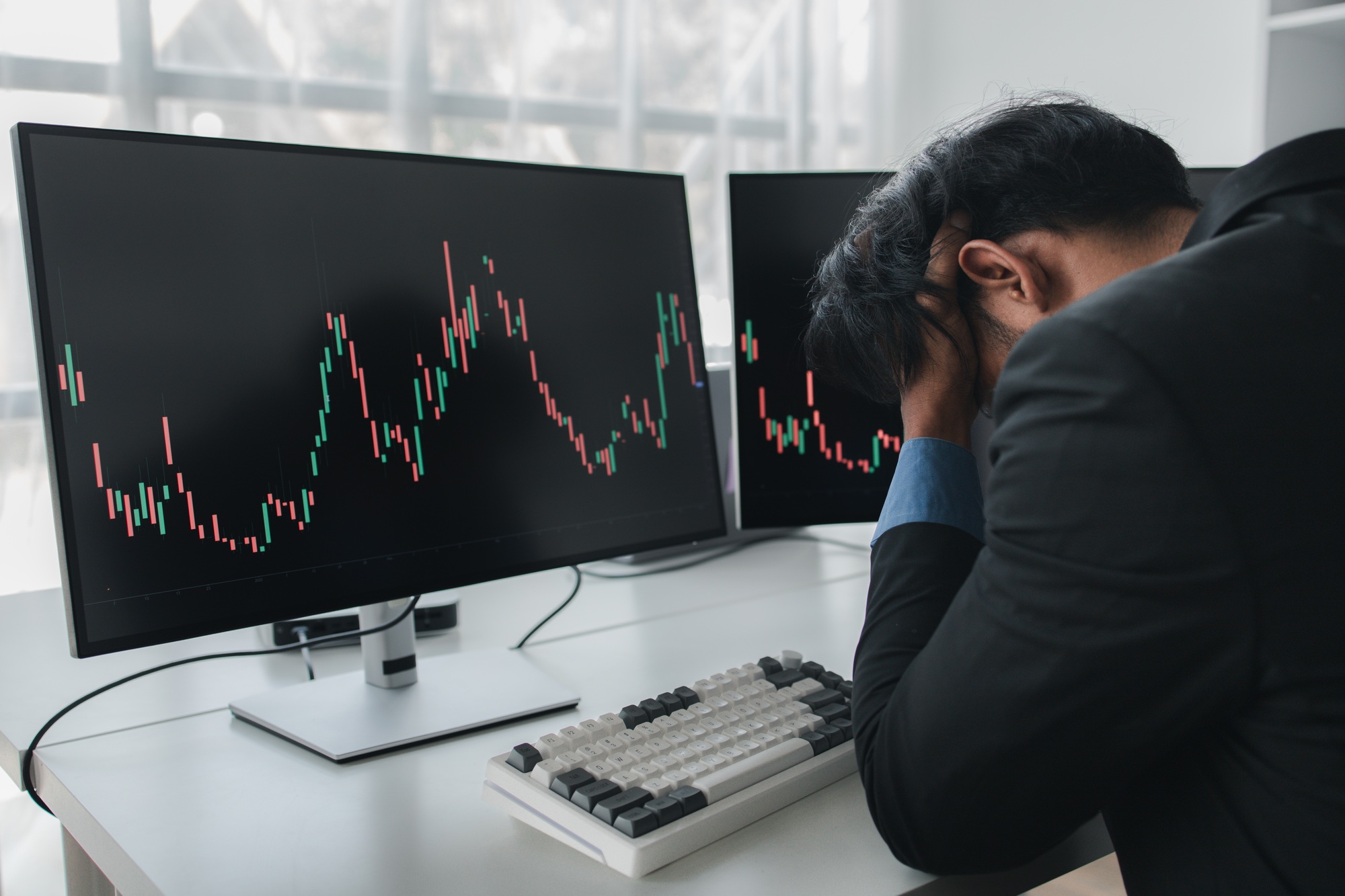 Trump Powell Fed conflict, stock market April 2025, S&P 500 decline, Federal Reserve independence, U.S. dollar slump, Trump tariffs, market volatility