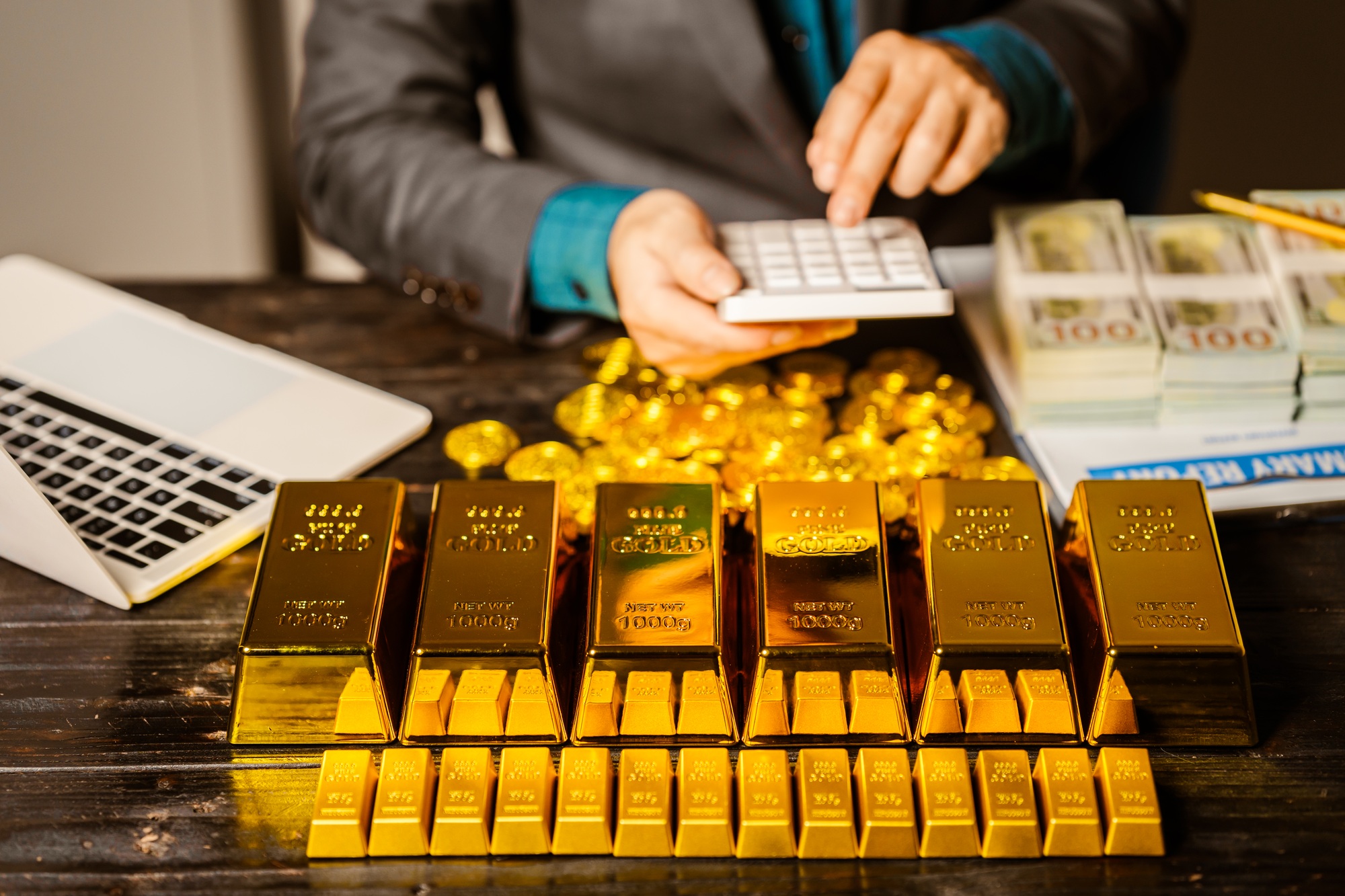 Gold Prices Surge Amid U.S. Fiscal Concerns and Weakening Dollar