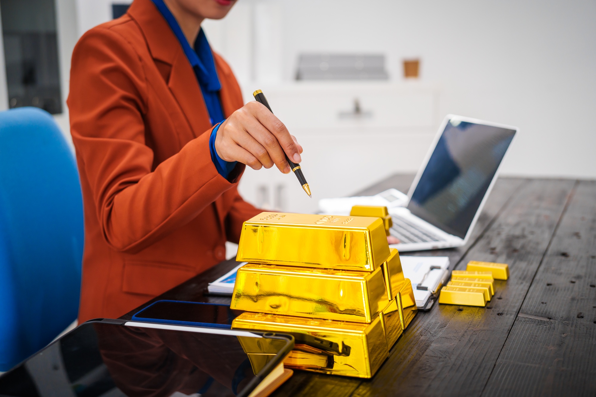 Gold Prices Dip as US-China Tariff Truce Calms Markets