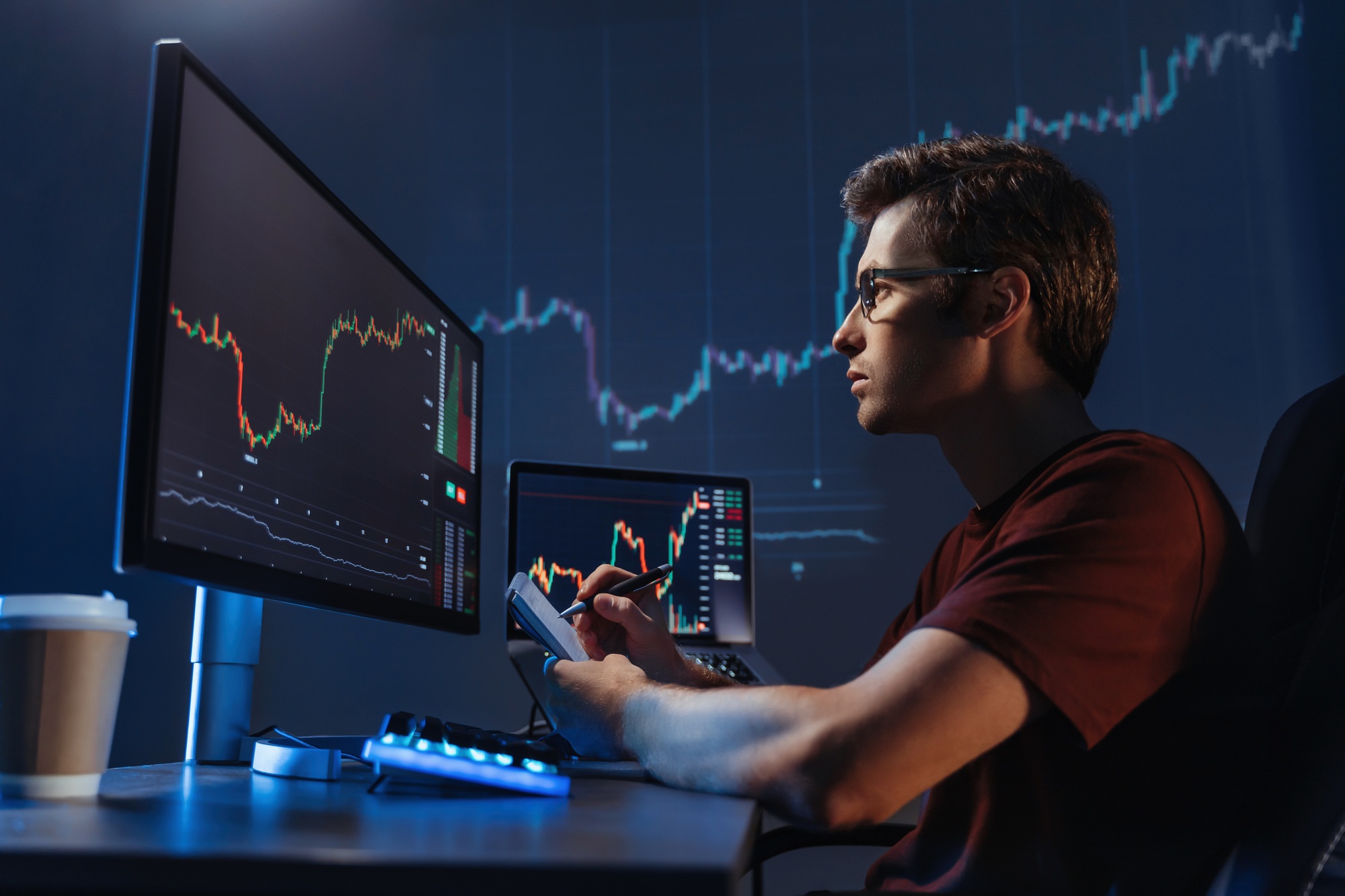 Palantir Hits Record High on AI Momentum and Strategic Deals