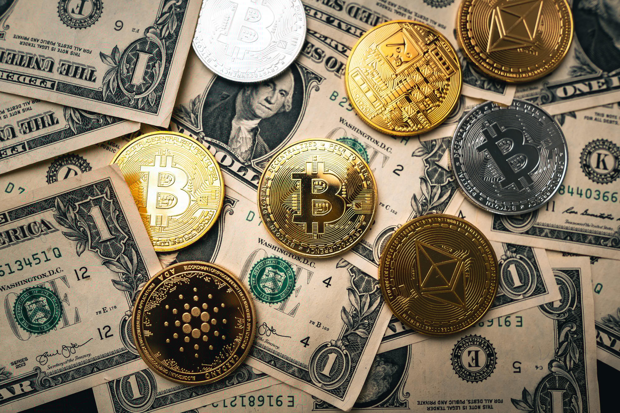 Fed Chair Powell Urges Crypto Regulation and Signals No Rate Cuts
