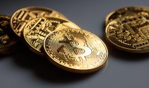 The Shift in Bitcoin Holdings: Large Investors Liquidate 500,000 Coins